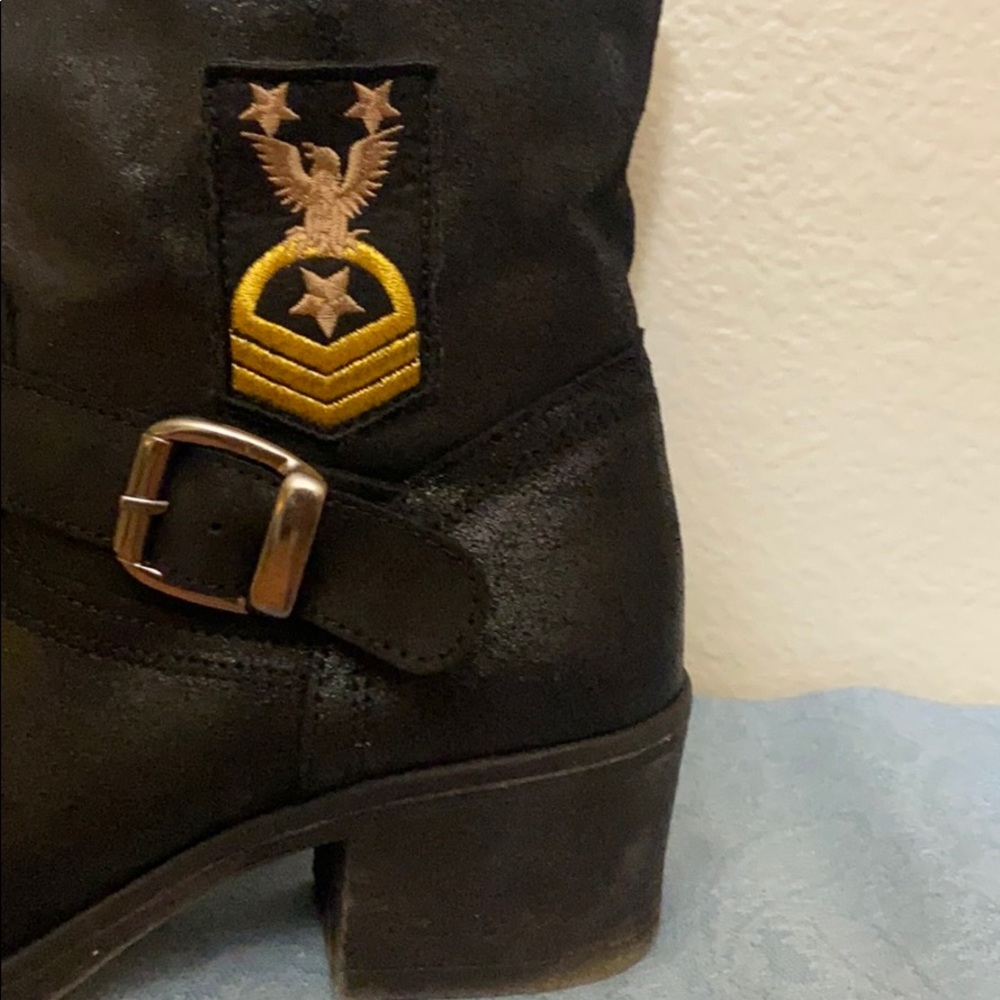 ✨Reduced AMAZING ankle booties w/a black buckle & patch - Picture 2 of 6